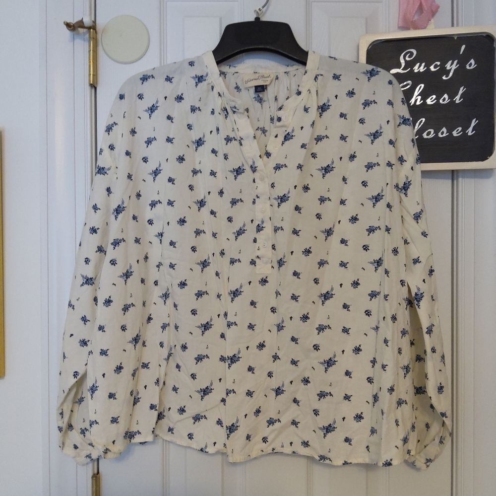 Universal Thread Ivory and Navy Floral Blouse